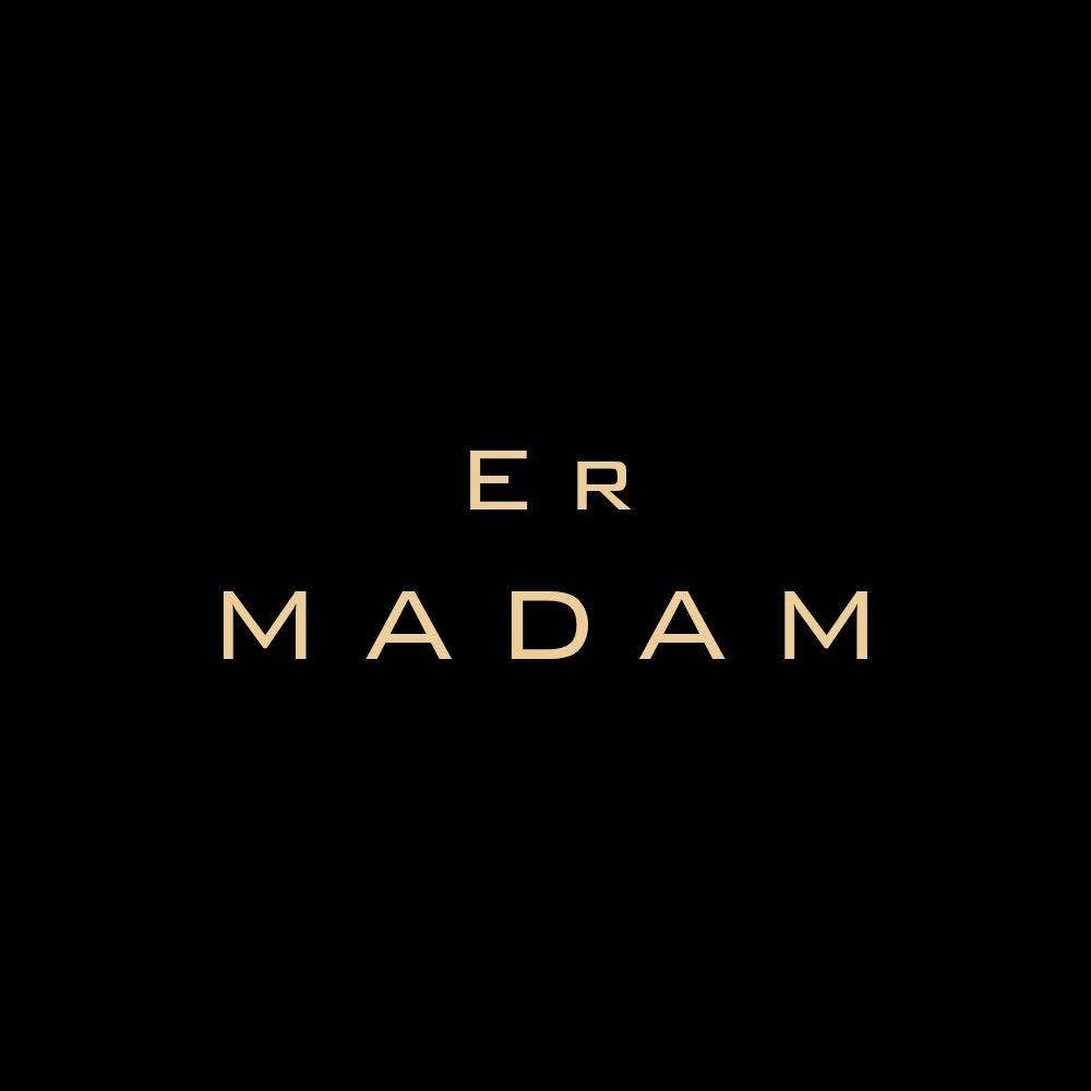 ER.MADAM logotipo dizainas juodame fone